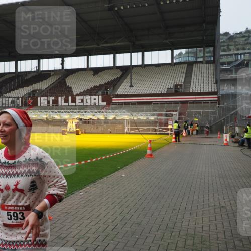 07.12.2025 - St. Pauli X-Mass-Run No. 15 Fabian Wolf http://msf.ph/oto/9418111 07.12.2025 11:23:50 Ziel 593, 2387, 2389, 2409, 3071, 3190, 3191 meine-sportfotos.de
