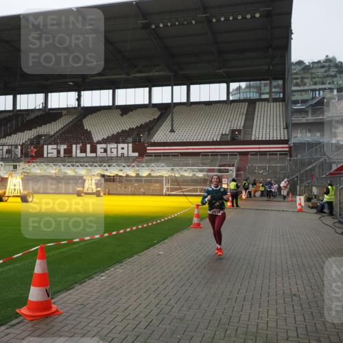 07.12.2025 - St. Pauli X-Mass-Run No. 15 Fabian Wolf http://msf.ph/oto/9418115 07.12.2025 11:23:58 Ziel 593, 2814, 3071 meine-sportfotos.de