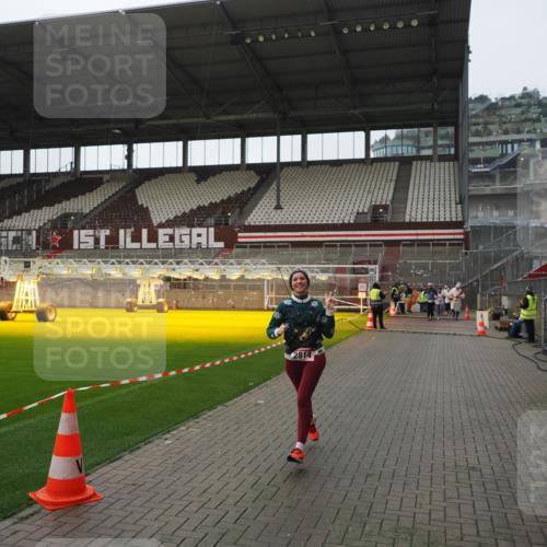 07.12.2025 - St. Pauli X-Mass-Run No. 15 Fabian Wolf http://msf.ph/oto/9418119 07.12.2025 11:23:59 Ziel 593, 2814, 3071 meine-sportfotos.de
