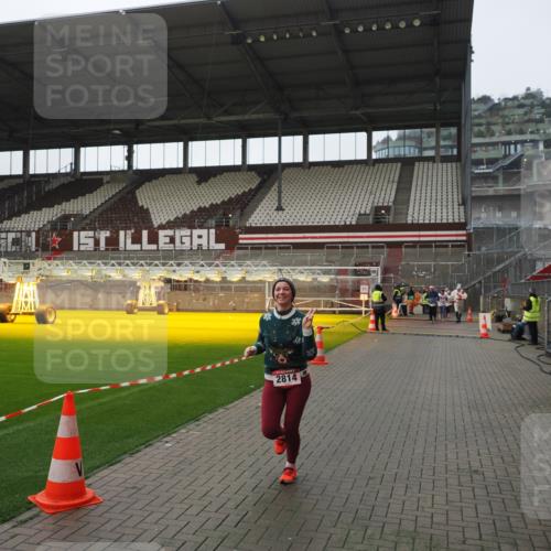 07.12.2025 - St. Pauli X-Mass-Run No. 15 Fabian Wolf http://msf.ph/oto/9418120 07.12.2025 11:23:59 Ziel 593, 2814, 3071 meine-sportfotos.de