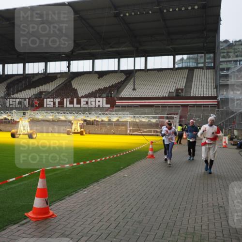 07.12.2025 - St. Pauli X-Mass-Run No. 15 Fabian Wolf http://msf.ph/oto/9418122 07.12.2025 11:24:06 Ziel 813, 2814, 3361, 4840, 4841 meine-sportfotos.de