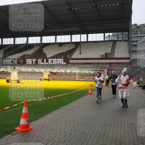 07.12.2025 - St. Pauli X-Mass-Run No. 15 Fabian Wolf http://msf.ph/oto/9418124 07.12.2025 11:24:07 Ziel 813, 2814, 3361, 4840, 4841 meine-sportfotos.de