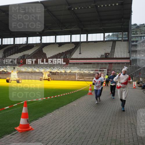 07.12.2025 - St. Pauli X-Mass-Run No. 15 Fabian Wolf http://msf.ph/oto/9418125 07.12.2025 11:24:07 Ziel 813, 2814, 3361, 4840, 4841 meine-sportfotos.de