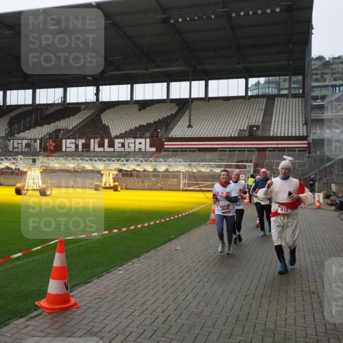 07.12.2025 - St. Pauli X-Mass-Run No. 15 Fabian Wolf http://msf.ph/oto/9418127 07.12.2025 11:24:07 Ziel 813, 2814, 3361, 4840, 4841 meine-sportfotos.de