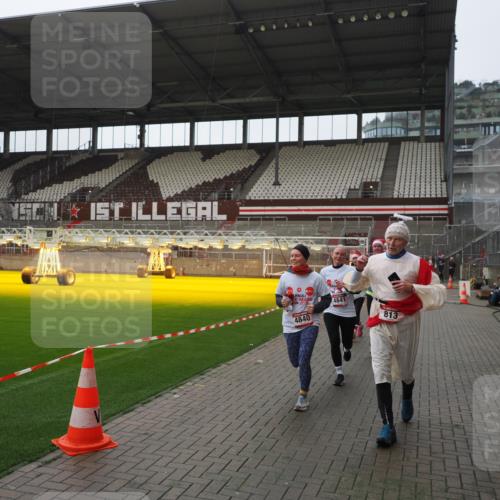 07.12.2025 - St. Pauli X-Mass-Run No. 15 Fabian Wolf http://msf.ph/oto/9418130 07.12.2025 11:24:08 Ziel 813, 2814, 3361, 4840, 4841 meine-sportfotos.de