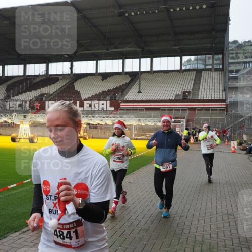 07.12.2025 - St. Pauli X-Mass-Run No. 15 Fabian Wolf http://msf.ph/oto/9418140 07.12.2025 11:24:10 Ziel 813, 2386, 2388, 2814, 3361, 4840, 4841 meine-sportfotos.de