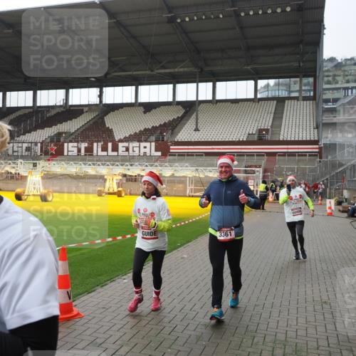 07.12.2025 - St. Pauli X-Mass-Run No. 15 Fabian Wolf http://msf.ph/oto/9418141 07.12.2025 11:24:10 Ziel 813, 2386, 2388, 2814, 3361, 4840, 4841 meine-sportfotos.de
