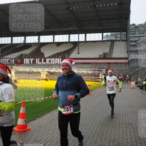 07.12.2025 - St. Pauli X-Mass-Run No. 15 Fabian Wolf http://msf.ph/oto/9418145 07.12.2025 11:24:11 Ziel 813, 2386, 2388, 2814, 3361, 4840, 4841 meine-sportfotos.de
