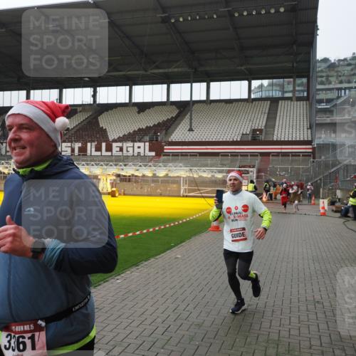 07.12.2025 - St. Pauli X-Mass-Run No. 15 Fabian Wolf http://msf.ph/oto/9418148 07.12.2025 11:24:11 Ziel 813, 2386, 2388, 2814, 3361, 4840, 4841 meine-sportfotos.de