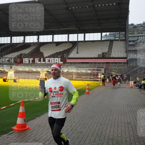 07.12.2025 - St. Pauli X-Mass-Run No. 15 Fabian Wolf http://msf.ph/oto/9418152 07.12.2025 11:24:12 Ziel 813, 2386, 2388, 2814, 3361, 4840, 4841 meine-sportfotos.de