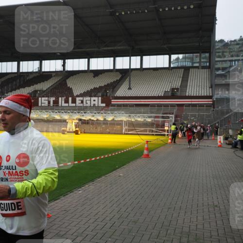 07.12.2025 - St. Pauli X-Mass-Run No. 15 Fabian Wolf http://msf.ph/oto/9418154 07.12.2025 11:24:13 Ziel 813, 2386, 2388, 2875, 2881, 3361, 4840, 4841 meine-sportfotos.de
