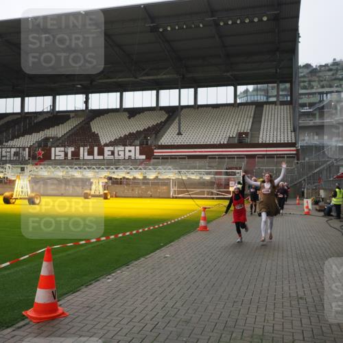 07.12.2025 - St. Pauli X-Mass-Run No. 15 Fabian Wolf http://msf.ph/oto/9418155 07.12.2025 11:24:16 Ziel 672, 813, 2386, 2388, 2605, 2606, 2875, 2881, 3361, 4840, 4841 meine-sportfotos.de