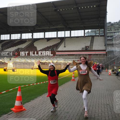 07.12.2025 - St. Pauli X-Mass-Run No. 15 Fabian Wolf http://msf.ph/oto/9418164 07.12.2025 11:24:17 Ziel 672, 813, 2386, 2388, 2605, 2606, 2875, 2881, 3361, 4840, 4841 meine-sportfotos.de