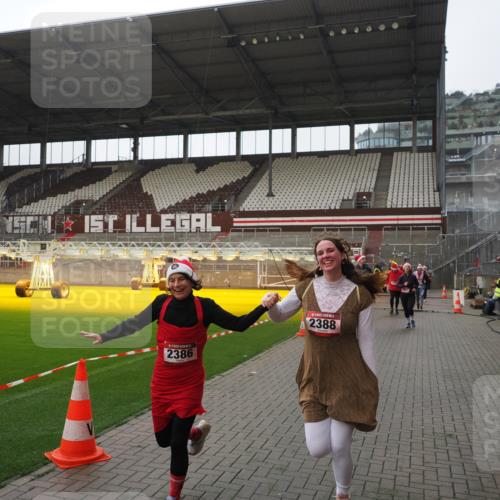 07.12.2025 - St. Pauli X-Mass-Run No. 15 Fabian Wolf http://msf.ph/oto/9418165 07.12.2025 11:24:18 Ziel 672, 813, 1773, 2386, 2388, 2605, 2606, 2875, 2881, 3361, 4840, 4841 meine-sportfotos.de