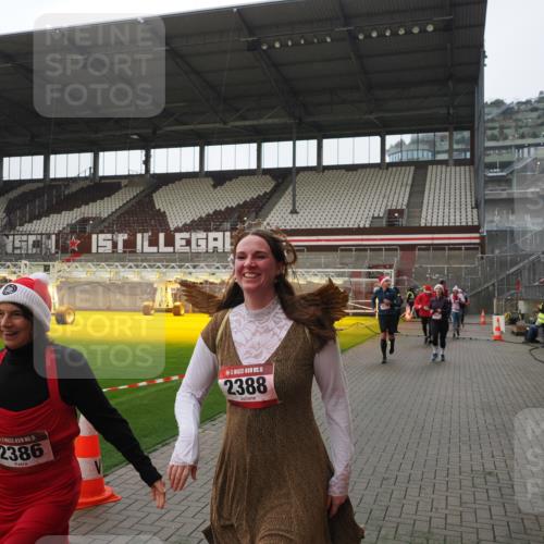 07.12.2025 - St. Pauli X-Mass-Run No. 15 Fabian Wolf http://msf.ph/oto/9418167 07.12.2025 11:24:18 Ziel 672, 813, 1773, 2386, 2388, 2605, 2606, 2875, 2881, 3361, 4840, 4841 meine-sportfotos.de