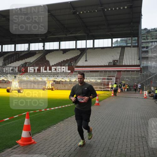 07.12.2025 - St. Pauli X-Mass-Run No. 15 Fabian Wolf http://msf.ph/oto/9418372 07.12.2025 11:25:26 Ziel 2244, 3290, 3296, 3301, 4101 meine-sportfotos.de
