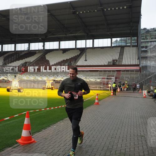 07.12.2025 - St. Pauli X-Mass-Run No. 15 Fabian Wolf http://msf.ph/oto/9418373 07.12.2025 11:25:26 Ziel 2244, 3290, 3296, 3301, 4101 meine-sportfotos.de