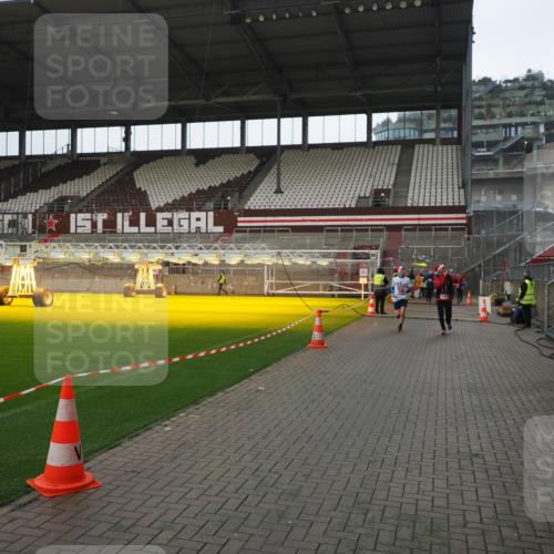 07.12.2025 - St. Pauli X-Mass-Run No. 15 Fabian Wolf http://msf.ph/oto/9418375 07.12.2025 11:25:32 Ziel 2498, 3290, 3296, 3301, 4101, 4825 meine-sportfotos.de