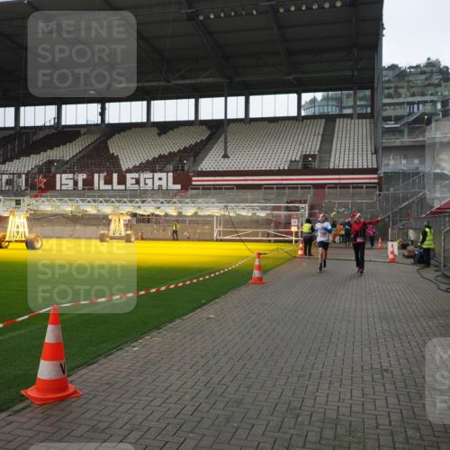 07.12.2025 - St. Pauli X-Mass-Run No. 15 Fabian Wolf http://msf.ph/oto/9418376 07.12.2025 11:25:33 Ziel 2498, 3290, 3296, 3301, 4101, 4825 meine-sportfotos.de