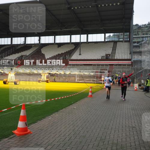07.12.2025 - St. Pauli X-Mass-Run No. 15 Fabian Wolf http://msf.ph/oto/9418380 07.12.2025 11:25:34 Ziel 2498, 3290, 3296, 3301, 4101, 4825 meine-sportfotos.de