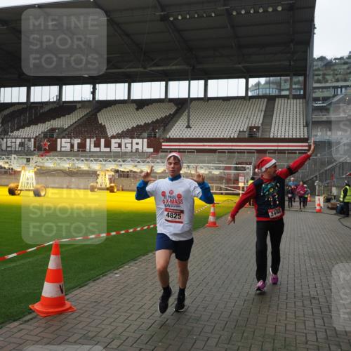 07.12.2025 - St. Pauli X-Mass-Run No. 15 Fabian Wolf http://msf.ph/oto/9418384 07.12.2025 11:25:36 Ziel 1334, 1339, 1379, 1388, 1672, 2498, 3290, 3296, 3301, 4101, 4654, 4825 meine-sportfotos.de