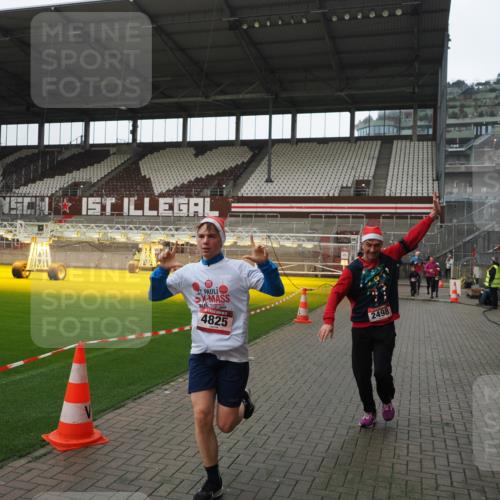 07.12.2025 - St. Pauli X-Mass-Run No. 15 Fabian Wolf http://msf.ph/oto/9418385 07.12.2025 11:25:36 Ziel 1334, 1339, 1379, 1388, 1672, 2498, 3290, 3296, 3301, 4101, 4654, 4825 meine-sportfotos.de