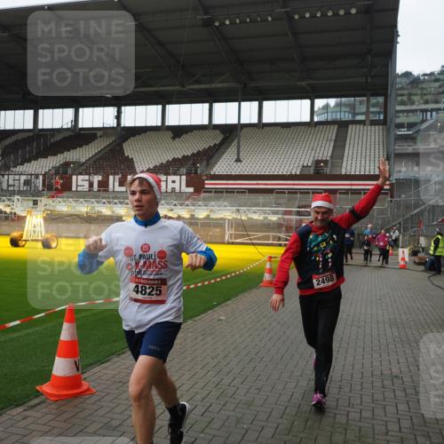 07.12.2025 - St. Pauli X-Mass-Run No. 15 Fabian Wolf http://msf.ph/oto/9418386 07.12.2025 11:25:37 Ziel 1334, 1339, 1379, 1388, 1672, 2498, 3290, 3296, 3301, 4101, 4654, 4825 meine-sportfotos.de