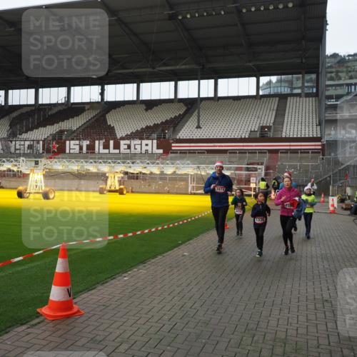 07.12.2025 - St. Pauli X-Mass-Run No. 15 Fabian Wolf http://msf.ph/oto/9418392 07.12.2025 11:25:41 Ziel 1334, 1339, 1379, 1388, 1593, 1672, 2498, 4654, 4825 meine-sportfotos.de