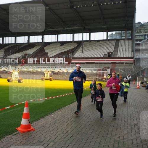 07.12.2025 - St. Pauli X-Mass-Run No. 15 Fabian Wolf http://msf.ph/oto/9418396 07.12.2025 11:25:42 Ziel 1334, 1339, 1379, 1388, 1593, 1672, 2498, 4654, 4825 meine-sportfotos.de