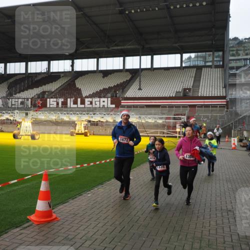 07.12.2025 - St. Pauli X-Mass-Run No. 15 Fabian Wolf http://msf.ph/oto/9418397 07.12.2025 11:25:42 Ziel 1334, 1339, 1379, 1388, 1593, 1672, 2498, 4654, 4825 meine-sportfotos.de