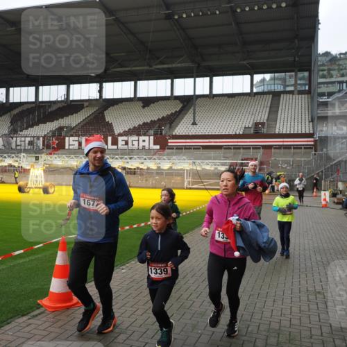 07.12.2025 - St. Pauli X-Mass-Run No. 15 Fabian Wolf http://msf.ph/oto/9418401 07.12.2025 11:25:43 Ziel 1334, 1339, 1379, 1388, 1593, 1672, 2498, 4654, 4825 meine-sportfotos.de