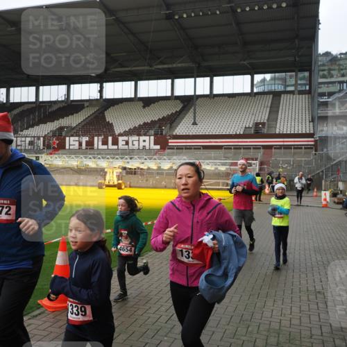 07.12.2025 - St. Pauli X-Mass-Run No. 15 Fabian Wolf http://msf.ph/oto/9418403 07.12.2025 11:25:43 Ziel 1334, 1339, 1379, 1388, 1593, 1672, 2498, 4654, 4825 meine-sportfotos.de