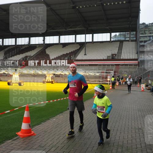07.12.2025 - St. Pauli X-Mass-Run No. 15 Fabian Wolf http://msf.ph/oto/9418410 07.12.2025 11:25:45 Ziel 1334, 1339, 1379, 1388, 1593, 1672, 2498, 4654, 4825 meine-sportfotos.de