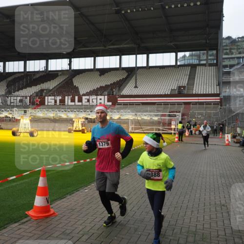 07.12.2025 - St. Pauli X-Mass-Run No. 15 Fabian Wolf http://msf.ph/oto/9418411 07.12.2025 11:25:45 Ziel 1334, 1339, 1379, 1388, 1593, 1672, 2498, 4654, 4825 meine-sportfotos.de