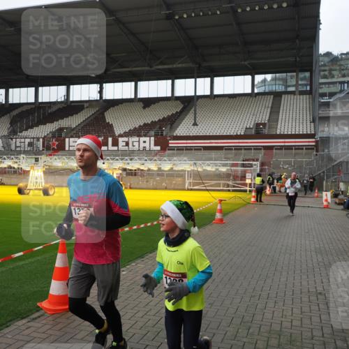 07.12.2025 - St. Pauli X-Mass-Run No. 15 Fabian Wolf http://msf.ph/oto/9418413 07.12.2025 11:25:45 Ziel 1334, 1339, 1379, 1388, 1593, 1672, 2498, 4654, 4825 meine-sportfotos.de