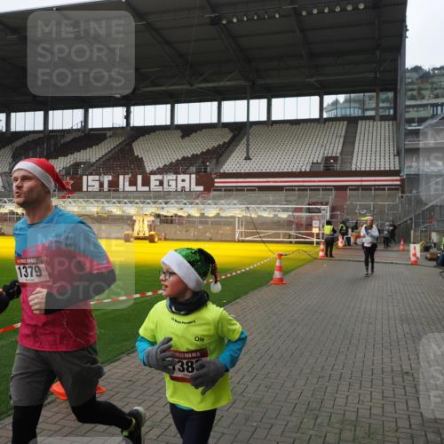 07.12.2025 - St. Pauli X-Mass-Run No. 15 Fabian Wolf http://msf.ph/oto/9418414 07.12.2025 11:25:46 Ziel 1334, 1339, 1379, 1388, 1593, 1672, 2498, 4654, 4825 meine-sportfotos.de