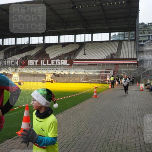 07.12.2025 - St. Pauli X-Mass-Run No. 15 Fabian Wolf http://msf.ph/oto/9418415 07.12.2025 11:25:46 Ziel 1334, 1339, 1379, 1388, 1593, 1672, 2498, 4654, 4825 meine-sportfotos.de