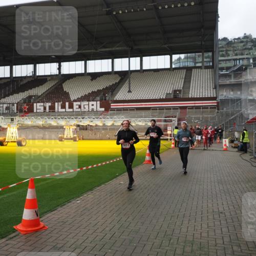 07.12.2025 - St. Pauli X-Mass-Run No. 15 Fabian Wolf http://msf.ph/oto/9418423 07.12.2025 11:25:54 Ziel 1079, 1334, 1339, 1379, 1388, 1593, 1672, 1673, 2055, 3050, 3051, 3068, 3070, 4654 meine-sportfotos.de