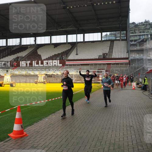 07.12.2025 - St. Pauli X-Mass-Run No. 15 Fabian Wolf http://msf.ph/oto/9418425 07.12.2025 11:25:54 Ziel 1079, 1334, 1339, 1379, 1388, 1593, 1672, 1673, 2055, 3050, 3051, 3068, 3070, 4654 meine-sportfotos.de
