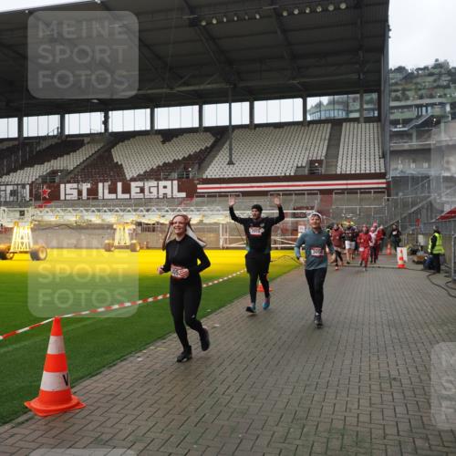 07.12.2025 - St. Pauli X-Mass-Run No. 15 Fabian Wolf http://msf.ph/oto/9418426 07.12.2025 11:25:54 Ziel 1079, 1334, 1339, 1379, 1388, 1593, 1672, 1673, 2055, 3050, 3051, 3068, 3070, 4654 meine-sportfotos.de
