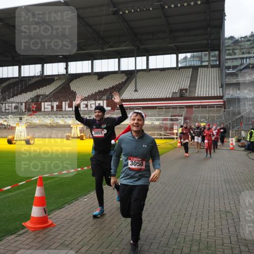 07.12.2025 - St. Pauli X-Mass-Run No. 15 Fabian Wolf http://msf.ph/oto/9418434 07.12.2025 11:25:56 Ziel 674, 678, 1079, 1344, 1356, 1379, 1593, 1673, 2055, 2145, 2166, 3050, 3051, 3068, 3070, 4654 meine-sportfotos.de