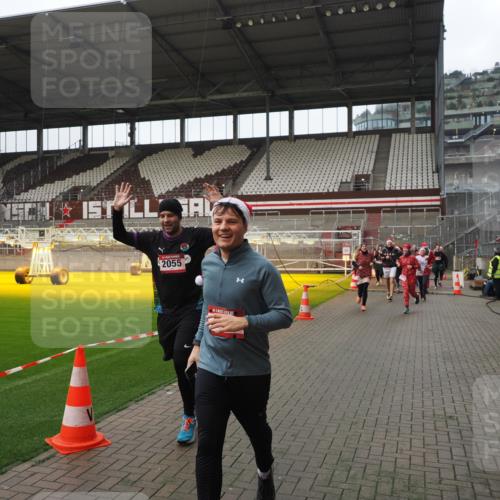 07.12.2025 - St. Pauli X-Mass-Run No. 15 Fabian Wolf http://msf.ph/oto/9418435 07.12.2025 11:25:56 Ziel 674, 678, 1079, 1344, 1356, 1379, 1593, 1673, 2055, 2145, 2166, 3050, 3051, 3068, 3070, 4654 meine-sportfotos.de