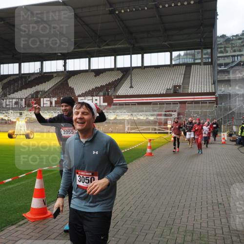 07.12.2025 - St. Pauli X-Mass-Run No. 15 Fabian Wolf http://msf.ph/oto/9418436 07.12.2025 11:25:56 Ziel 674, 678, 1079, 1344, 1356, 1379, 1593, 1673, 2055, 2145, 2166, 3050, 3051, 3068, 3070, 4654 meine-sportfotos.de