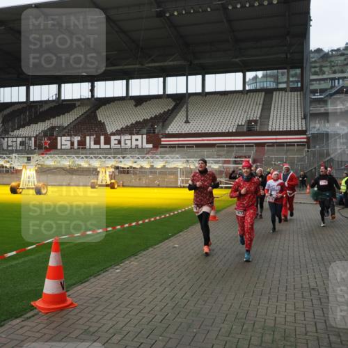 07.12.2025 - St. Pauli X-Mass-Run No. 15 Fabian Wolf http://msf.ph/oto/9418442 07.12.2025 11:25:59 Ziel 674, 678, 1079, 1344, 1356, 1593, 1673, 2055, 2088, 2145, 2161, 2166, 2198, 2255, 2265, 3050, 3051, 3068, 3070 meine-sportfotos.de