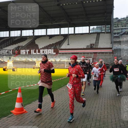 07.12.2025 - St. Pauli X-Mass-Run No. 15 Fabian Wolf http://msf.ph/oto/9418445 07.12.2025 11:26:00 Ziel 674, 678, 1079, 1344, 1356, 1593, 1673, 2055, 2088, 2145, 2161, 2166, 2198, 2255, 2265, 3050, 3051, 3068, 3070 meine-sportfotos.de