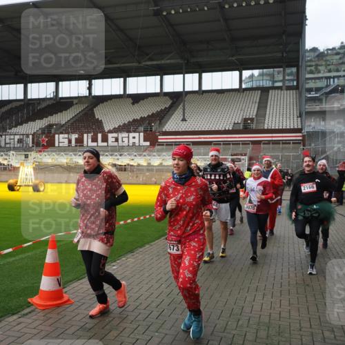 07.12.2025 - St. Pauli X-Mass-Run No. 15 Fabian Wolf http://msf.ph/oto/9418446 07.12.2025 11:26:00 Ziel 674, 678, 1079, 1344, 1356, 1593, 1673, 2055, 2088, 2145, 2161, 2166, 2198, 2255, 2265, 3050, 3051, 3068, 3070 meine-sportfotos.de