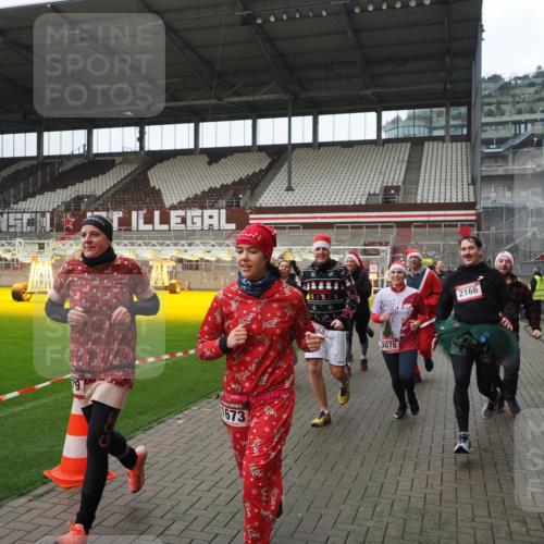 07.12.2025 - St. Pauli X-Mass-Run No. 15 Fabian Wolf http://msf.ph/oto/9418447 07.12.2025 11:26:00 Ziel 674, 678, 1079, 1344, 1356, 1593, 1673, 2055, 2088, 2145, 2161, 2166, 2198, 2255, 2265, 3050, 3051, 3068, 3070 meine-sportfotos.de