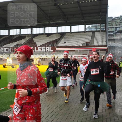 07.12.2025 - St. Pauli X-Mass-Run No. 15 Fabian Wolf http://msf.ph/oto/9418449 07.12.2025 11:26:01 Ziel 674, 678, 1079, 1344, 1356, 1593, 1673, 2055, 2088, 2145, 2161, 2166, 2198, 2255, 2265, 3050, 3051, 3068, 3070 meine-sportfotos.de