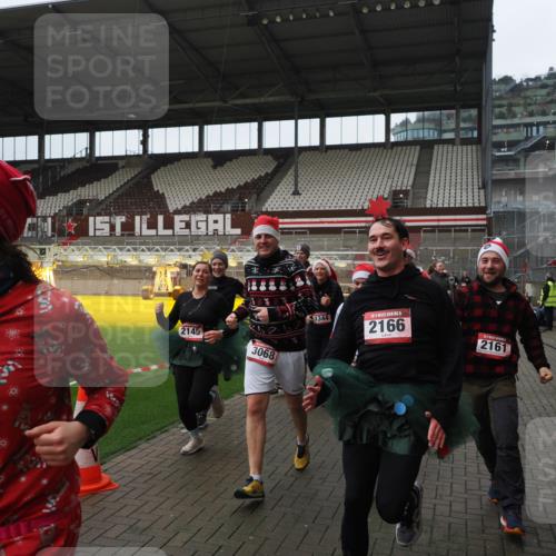 07.12.2025 - St. Pauli X-Mass-Run No. 15 Fabian Wolf http://msf.ph/oto/9418450 07.12.2025 11:26:01 Ziel 674, 678, 1079, 1344, 1356, 1593, 1673, 2055, 2088, 2145, 2161, 2166, 2198, 2255, 2265, 3050, 3051, 3068, 3070 meine-sportfotos.de