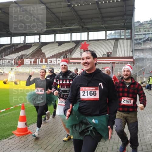 07.12.2025 - St. Pauli X-Mass-Run No. 15 Fabian Wolf http://msf.ph/oto/9418451 07.12.2025 11:26:01 Ziel 674, 678, 1079, 1344, 1356, 1593, 1673, 2055, 2088, 2145, 2161, 2166, 2198, 2255, 2265, 3050, 3051, 3068, 3070 meine-sportfotos.de